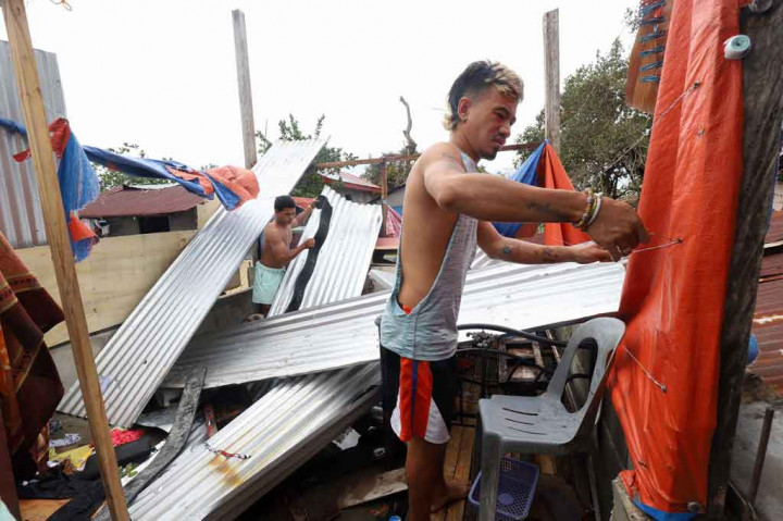 Korban meninggal akibat terjangan topan terkuat yang melanda Filipina tahun ini telah meningkat menjadi 18 orang, ketika badan bencana memperingatkan tentang kerusakan parah di daerah-daerah yang dilanda bencana.