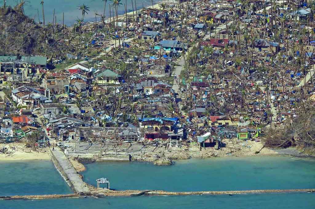 Penjaga Pantai Filipina telah membagikan foto-foto di media sosial yang menunjukkan kehancuran yang meluas di sekitar Surigao, dengan atap-atap bangunan yang robek, struktur kayu yang hancur, dan pohon-pohon ambruk. Rekaman udara menunjukkan petak sawah terendam air.