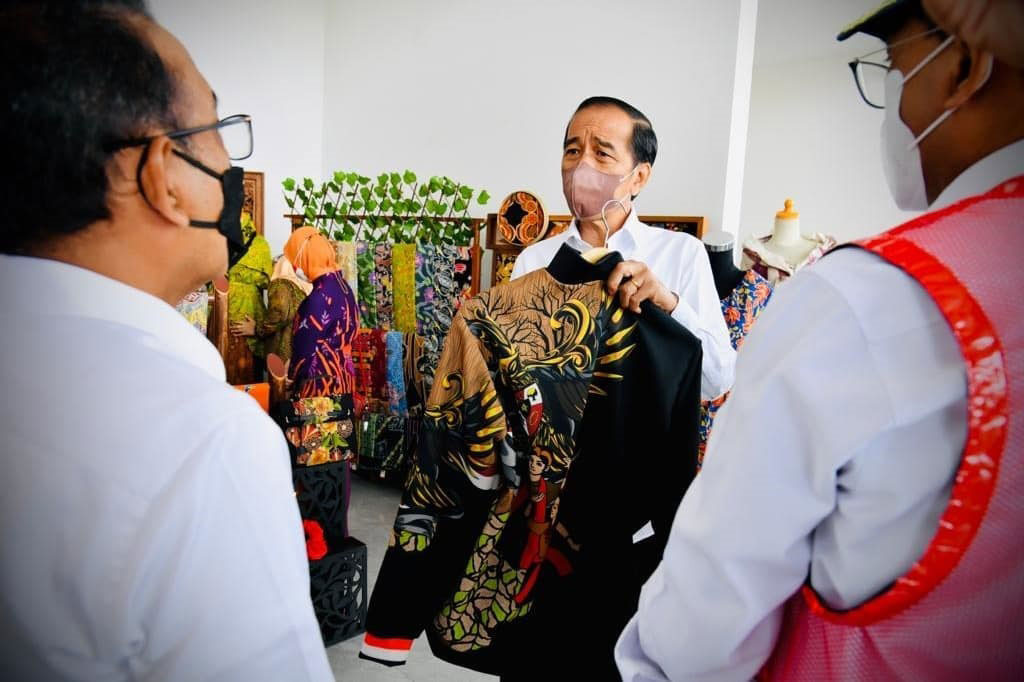 Presiden Joko Widodo dan Ibu Negara Iriana Joko Widodo sempat mengunjungi beberapa gerai usaha kecil menengah (UKM) setibanya di Bandar Udara Ngloram, Kabupaten Blora, Jawa Tengah, Jumat, 17 Desember 2021.