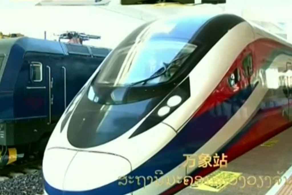 Negara komunis yang tertutup, bulan ini membuka rel kereta api buatan Beijing senilai USD6 miliar yang menghubungkan ibu kotanya dengan kota Kunming di barat daya Tiongkok.