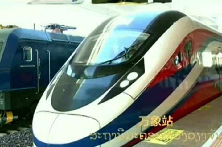 Negara komunis yang tertutup, bulan ini membuka rel kereta api buatan Beijing senilai USD6 miliar yang menghubungkan ibu kotanya dengan kota Kunming di barat daya Tiongkok.