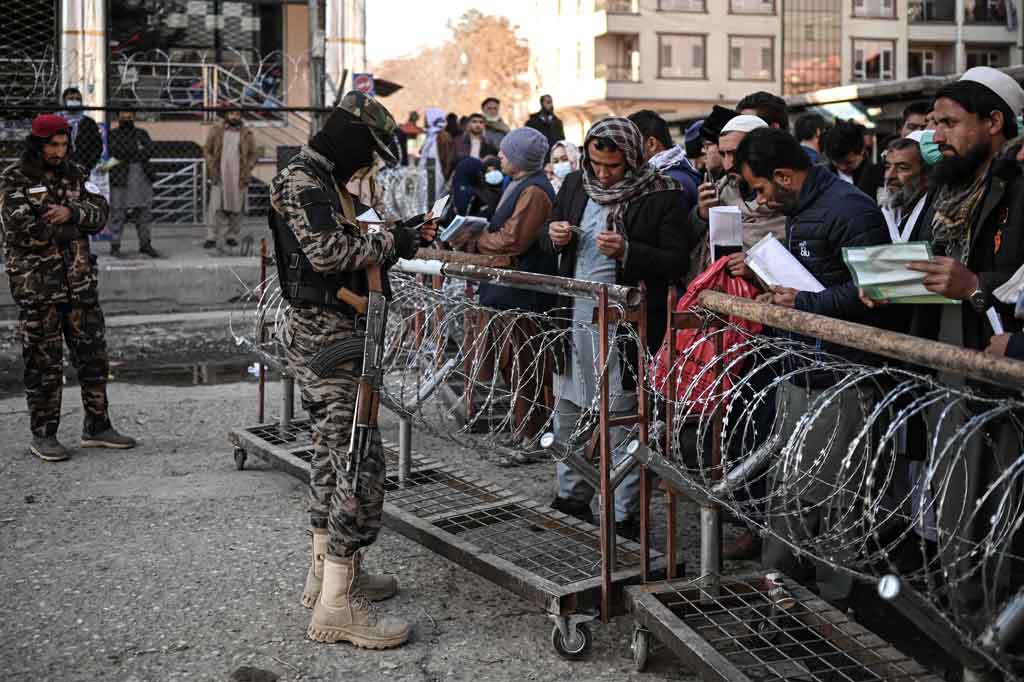 Ribuan warga Afghanistan telah mengajukan permohonan dokumen perjalanan baru untuk menghindari krisis ekonomi dan kemanusiaan yang berkembang yang digambarkan oleh PBB sebagai krisis kelaparan.