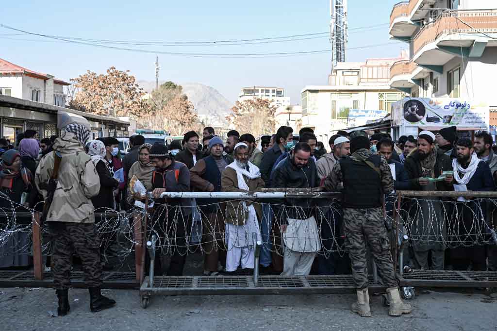 Taliban berhenti mengeluarkan paspor tak lama setelah 15 Agustus mereka kembali berkuasa, ketika puluhan ribu orang bergegas ke satu-satunya bandara di Kabul dalam upaya untuk mengejar penerbangan internasional yang dapat mengevakuasi mereka.