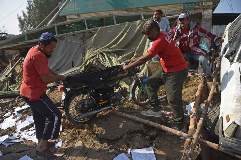 Mobil dan sepeda motor yang diparkir di dekatnya juga rusak.
