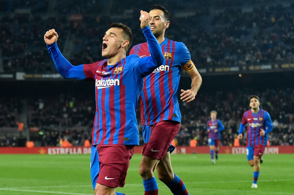 Ferran Jutgla melakukan selebrasi usai mencetak gol ke gawang Elche pada matchday ke-18 Liga Spanyol di Stadion Camp Nou, Minggu, 19 Desember 2021, dini hari WIB.