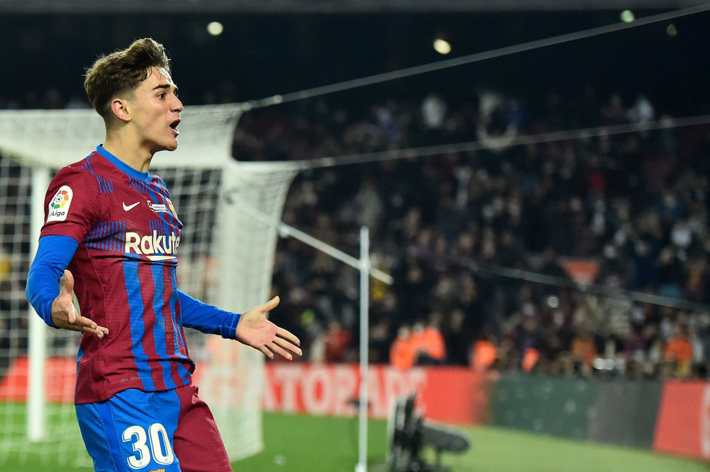 Gavi melakukan selebrasi usai mencetak gol ke gawang Elche pada matchday ke-18 Liga Spanyol di Stadion Camp Nou, Minggu, 19 Desember 2021, dini hari WIB.