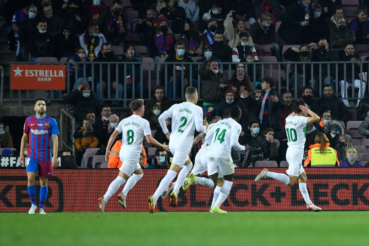 Elche kemudian bangkit di babak kedua. Tete Morente dan Pere Milla mencetak gol balasan untuk menyeimbangkan permainan.