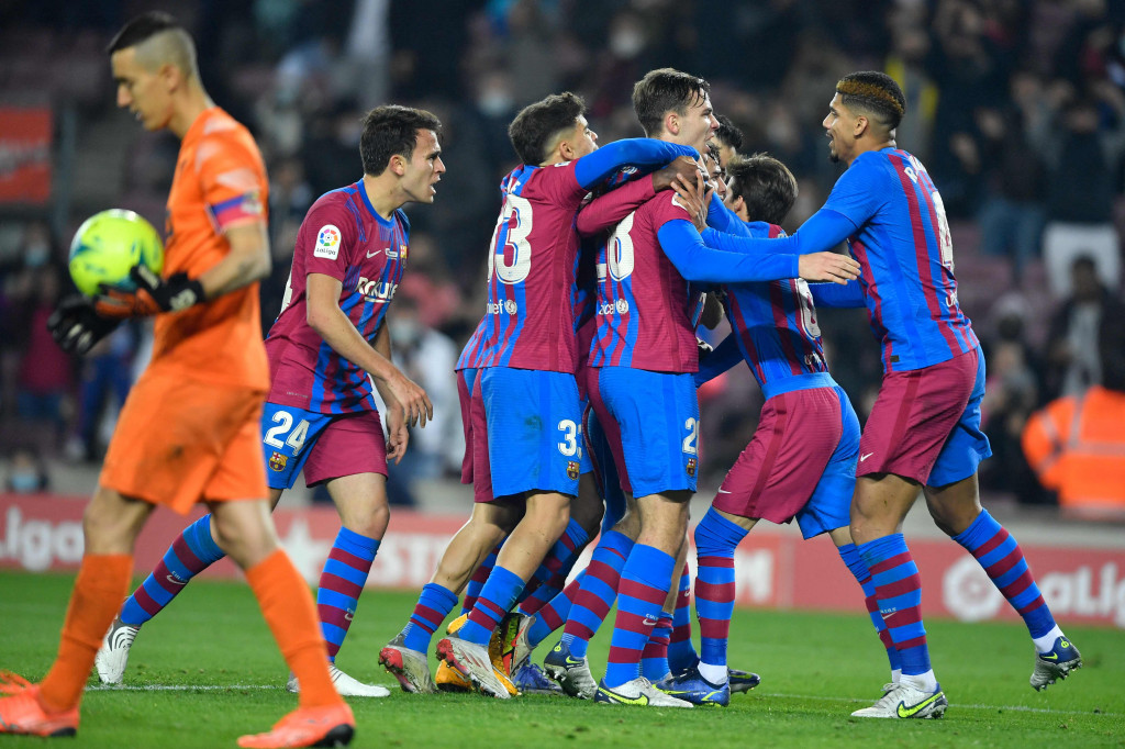 Barcelona menang dramatis 3-2 atas Elche pada pada matchday ke-18 Liga Spanyol di Stadion Camp Nou, Minggu, 19 Desember 2021, dini hari WIB.