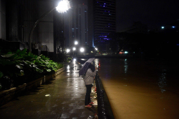 Banjir bandang melanda Malaysia usai hujan lebat selama dua hari. Ribuan orang mengungsi karena peristiwa tersebut.