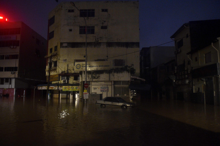 Banjir bandang muncul di beberapa wilayah negara tersebut usai hujan lebat terus menerus sejak Jumat, 17 Desember 2021, pagi. Beberapa akses jalan perkotaan dilaporkan terputus.