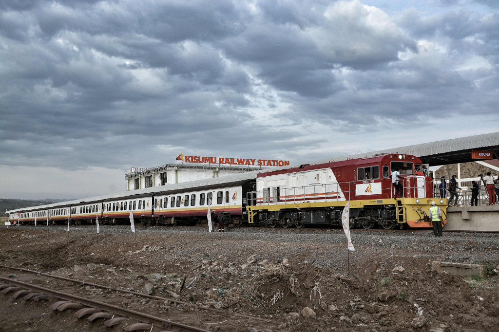 Sebuah kereta tiba di rel tempat penumpang menunggu untuk naik di stasiun kereta Kisumu, pada Jumat, 17 Desember 2021, waktu setempat.