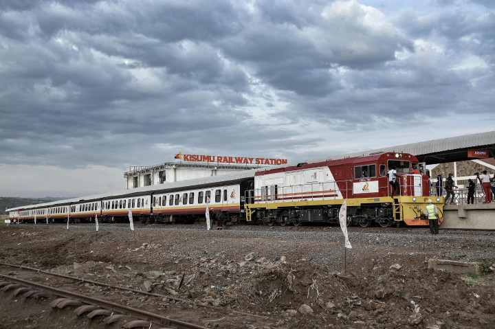 Sebuah kereta tiba di rel tempat penumpang menunggu untuk naik di stasiun kereta Kisumu, pada Jumat, 17 Desember 2021, waktu setempat.