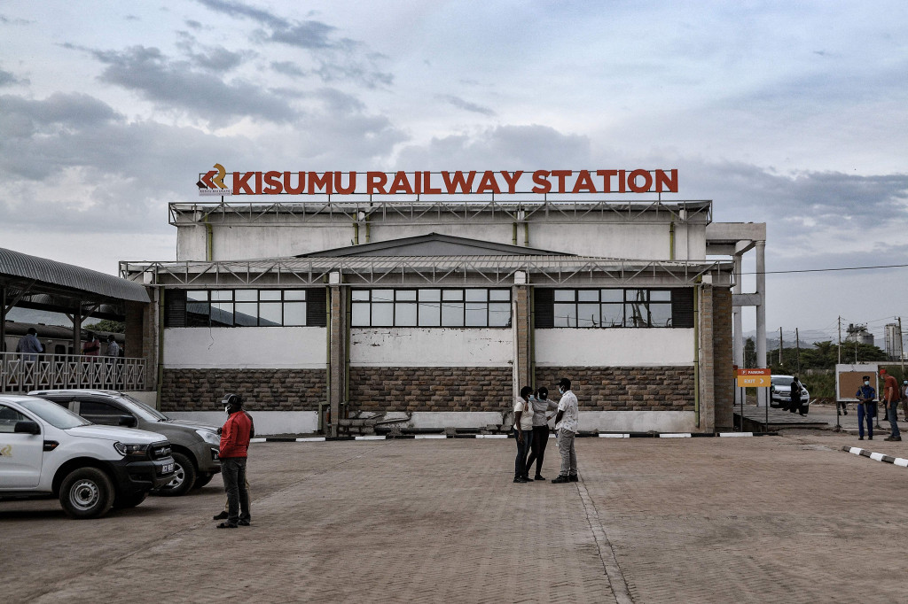 Penduduk setempat berdiri di depan stasiun kereta Kisumu, pada Jumat, 17 Desember 2021.