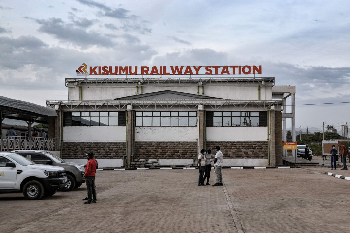 Penduduk setempat berdiri di depan stasiun kereta Kisumu, pada Jumat, 17 Desember 2021.
