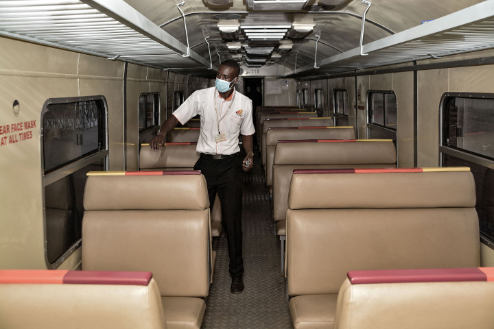 Seorang pramugara menutup jendela di dalam kereta penumpang yang tiba dari Nairobi di Stasiun Kereta Kisumu, pada Jumat, 17 Desember 2021.