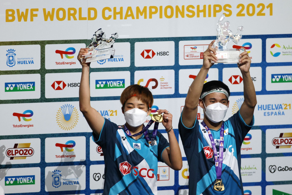 Ganda campuran Thailand Dechapol Puavaranukroh/Sapsiree Taerattanachai juara BWF World Championship 2021.