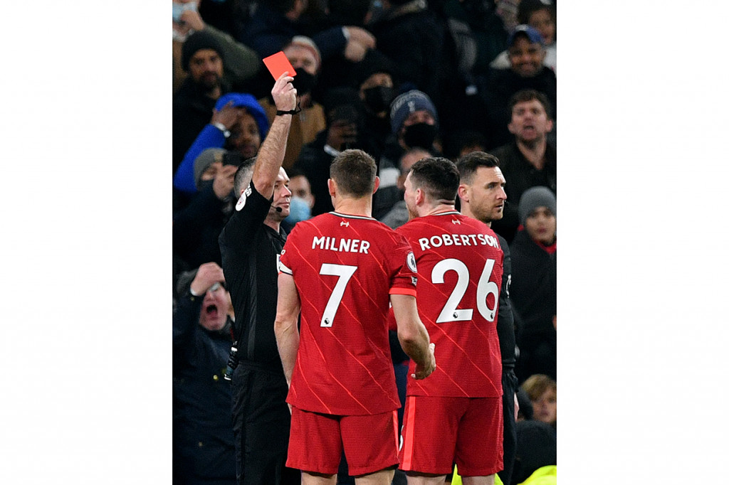 Liverpool bermain dengan 10 pemain di menit ke-77 setelah Robertson mendapat kartu merah. 