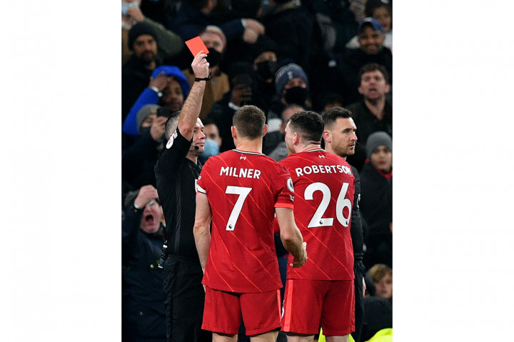 Liverpool bermain dengan 10 pemain di menit ke-77 setelah Robertson mendapat kartu merah. 