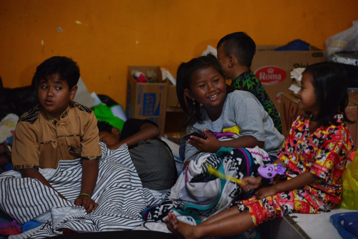 Anak-anak pengungsi beristirahat di lokasi pengungsian sementara di SMPN 02 Pronojiwo, Lumajang, Jawa Timur, Minggu, 19 Desember 2021, malam.