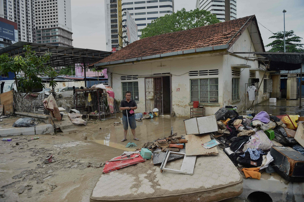 Hampir 10.000 orang meninggalkan rumah mereka di Selangor – negara bagian terkaya di negara yang mengelilingi ibu kota, Kuala Lumpur – dengan perdana menteri, Ismail Sabri Yaakob, mengungkapkan keterkejutannya atas banjir parah di sana.