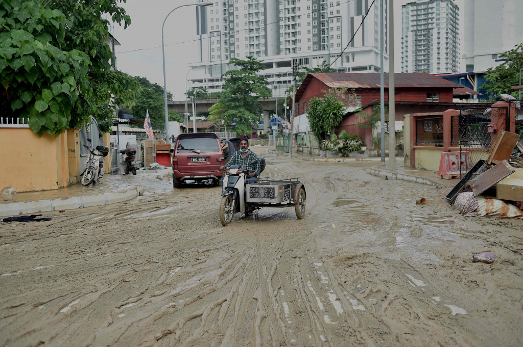 Hujan sejak Jumat 17 Desember telah menyebabkan sungai meluap, menenggelamkan banyak daerah perkotaan dan memutus jalan utama, menyebabkan ribuan pengendara terdampar.