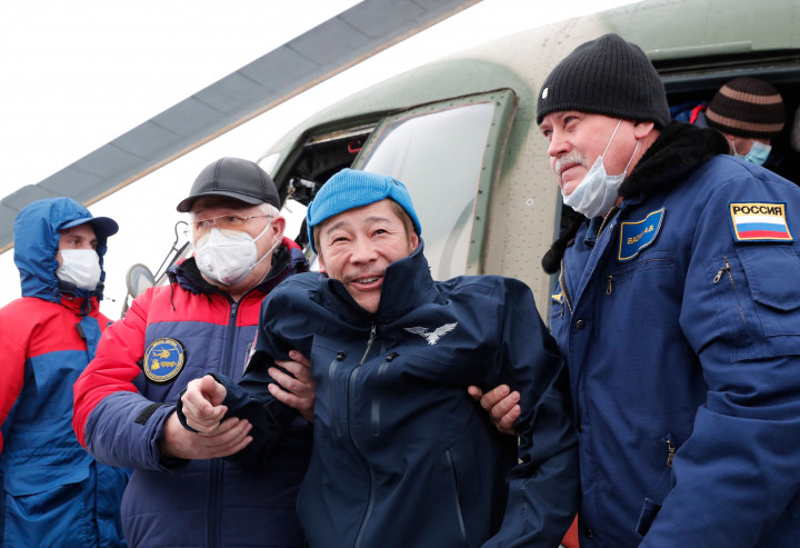 Namun justru Maezawa menikmati wisata luar angkasa ini menggunakan roket Soyuz milik Roscosmos, Badan Antariksa Rusia. Maezawa menghabiskan selama 12 hari dan menginap di Stasiun Luar Angkasa Internasional (ISS).