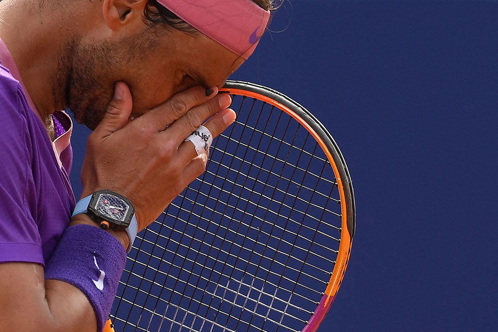 Bintang tenis Spanyol Rafael Nadal mengatakan bahwa ia telah dites positif covid-19, meragukan partisipasinya di Australia Terbuka bulan depan di mana ia diperkirakan akan kembali ke kompetisi besar setelah berbulan-bulan cedera.
