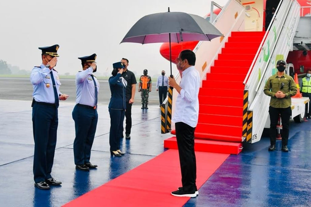 Kepala Negara lepas landas melalui Pangkalan TNI AU Halim Perdanakusuma Jakarta, dengan menggunakan Pesawat Kepresidenan Indonesia-1 sekitar pukul 07.00 WIB.