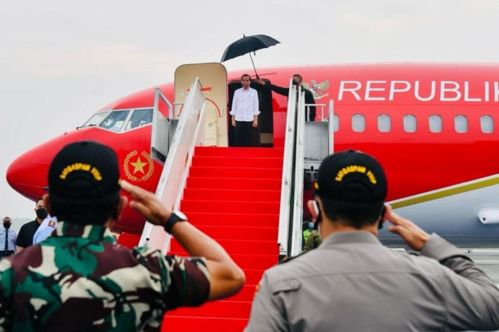 Turut mendampingi Presiden dalam penerbangan menuju Provinsi Kalimantan Utara adalah Menteri Koordinator Bidang Kemaritiman dan Investasi Luhut Binsar Pandjaitan, Menteri Agraria dan Tata Ruang/Kepala Badan Pertanahan Nasional Sofyan Djalil, Menteri Investasi/Kepala BKPM Bahlil Lahadalia, dan Sekretaris Kabinet Pramono Anung.