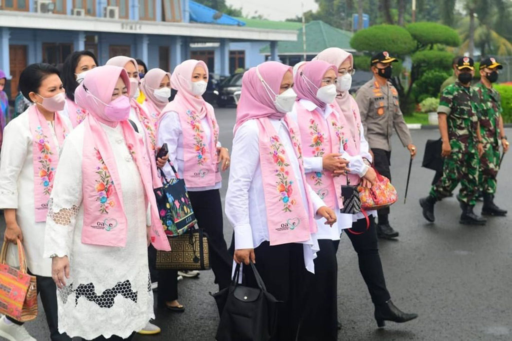  Ibu Negara, Iriana Joko Widodo dan istri Wakil Presiden Ma'ruf Amin yakni Wury Ma'ruf Amin bersama anggota Organisasi Aksi Solidaritas Era Kabinet Indonesia Maju (OASE KIM) bertolak ke Jawa Barat, Selasa, 21 Desember 2021. 