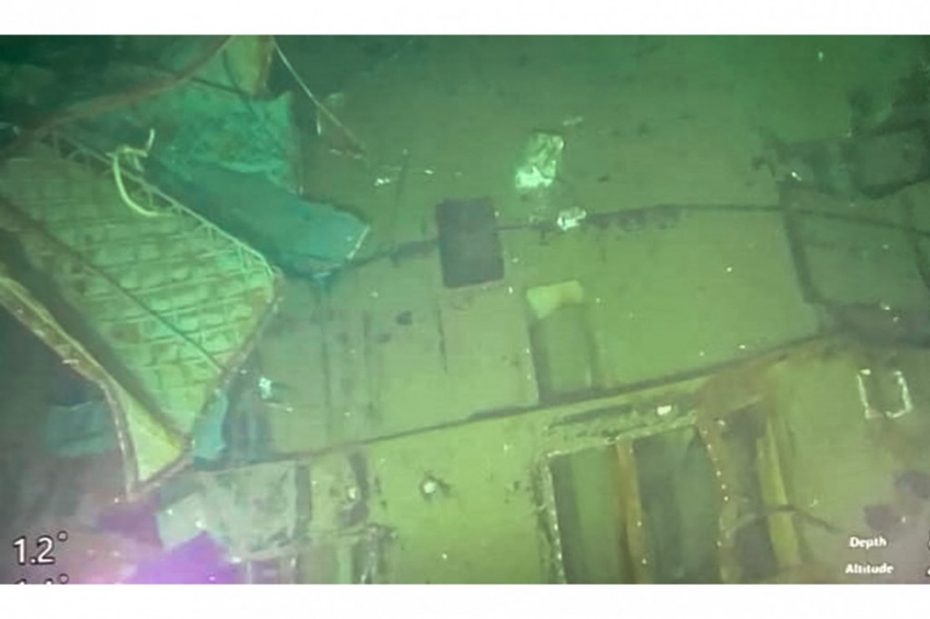 Kabar duka juga terjadi di Tentara Nasional Indonesia. Kapal Selam KRI Nanggala-402 tenggelam pada 24 April 2021. Komponennya ditemukan terbelah menjadi tiga bagian. AFP PHOTO