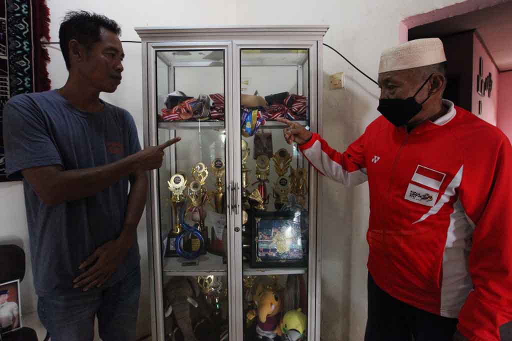 Kabar gembira datang dari dunia bulutangkis Indonesia setelah ganda putri Greysia Polii/apriyani Rahayi berhasil merebut medali emas Olimpiade Tokyo 2020. Hal tersebut membuat kediaman Apriyani di Desa Lawulo, Konawe, Sulawesi Tenggara ramai dikunjungi warga untuk mengucapkan selamat kepada orang tuanya. MI/Vicky Gustiawan