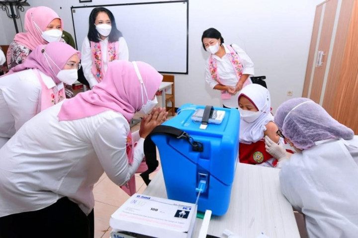 Dipandu oleh Kepala SDN 196 Sukarasa, Ibu Iriana langsung meninjau pelaksanaan vaksinasi kepada 451 siswa. 