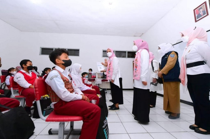 Ibu Negara Iriana Joko Widodo dan istri Wakil Presiden, Wury Ma’ruf Amin bersama sejumlah anggota Organisasi Aksi Solidaritas Era Kabinet Indonesia Maju (OASE KIM) meninjau secara langsung vaksinasi covid-19 bagi anak-anak usia 6-11 tahun di SDN 196 Sukarasa, Kota Bandung, Provinsi Jawa Barat, pada Selasa, 21 Desember 2021.