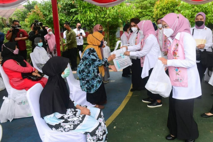 Usai meninjau kegiatan vaksinasi, di lokasi yang sama Ibu Iriana dan Ibu Wury juga meninjau penyerahan bantuan sosial kepada perwakilan masyarakat.