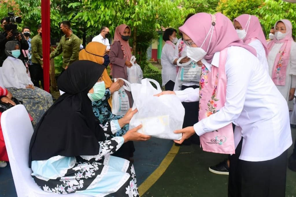 Dipandu oleh Ketua Bidang 5 OASE KIM Ibu Ayun Sri Harahap, sebanyak masing-masing 300 paket bantuan berupa alat tulis dan alat kebersihan badan diserahkan kepada anak-anak. Selain itu, sebanyak masing-masing 100 paket bantuan sembako dan perlengkapan protokol kesehatan diserahkan kepada masyarakat sekitar. 