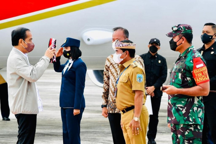 Jokowi disambut oleh Menteri Perindustrian Agus Gumiwang Kartasasmita, Gubernur Kaltara Zainal Arifin Paliwang, Pangdam VI/Mulawarman Mayjen TNI Teguh Pudjo Rumekso, Kapolda Kaltara Irjen Pol. Bambang Kristiyono.
