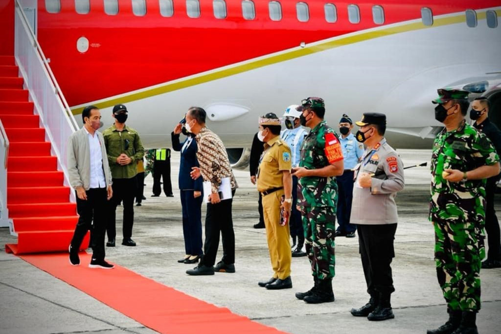 Presiden Joko Widodo (Jokowi) tiba di Pangkalan TNI AU Anang Busra, Kota Tarakan, Kalimantan Utara (Kaltara) sekitar pukul 10.20 WITA, Selasa, 21 Desember 2021.