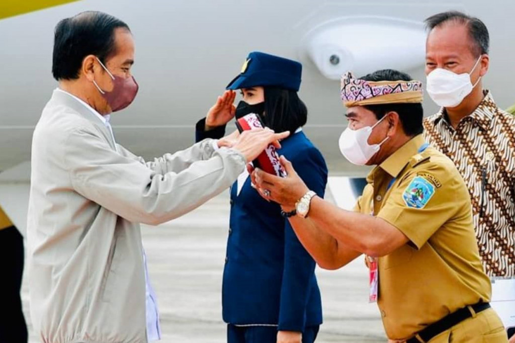 Presiden Jokowi menerima ikat kepala khas daerah Tarakan dari Gubernur Kaltara Zainal Arifin Paliwang
