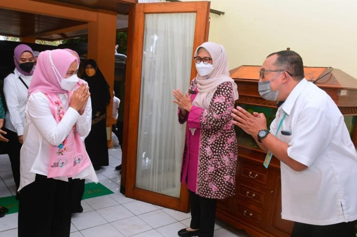 Ibu Negara Iriana Joko Widodo dan Ibu Wury Ma’ruf Amin bersama anggota Organisasi Aksi Solidaritas Era Kabinet Indonesia Maju (OASE KIM) melakukan pertemuan dengan penyintas tindak asusila  di Balai Besar Pendidikan dan Pelatihan Kesejahteraan Sosial (BBPPKS), Kabupaten Bandung Barat, pada Selasa, 21 Desember 2021.