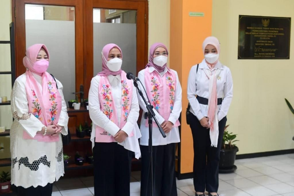 Iriana mengungkapkan kesedihannya atas musibah yang terjadi pada para penyintas tindak asusila. Iriana berharap peristiwa seperti ini tidak terulang kembali.