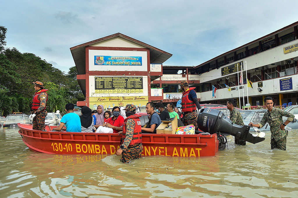 Selangor - negara bagian terkaya dan terpadat di negara itu adalah salah satu daerah yang paling parah dilanda bencana banjir.