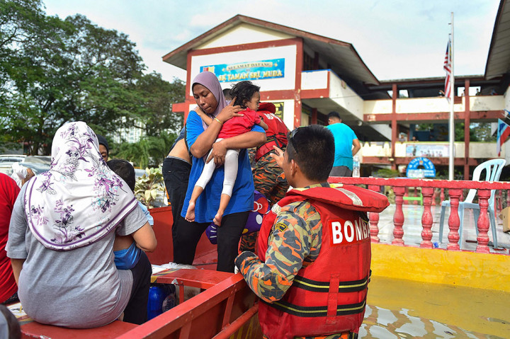 Di Kota Shah Alam, beberapa daerah masih terendam air, sementara personel militer dengan menggunakan perahu membagikan makanan kepada warga yang terjebak di rumah mereka dan tempat penampungan pemerintah.