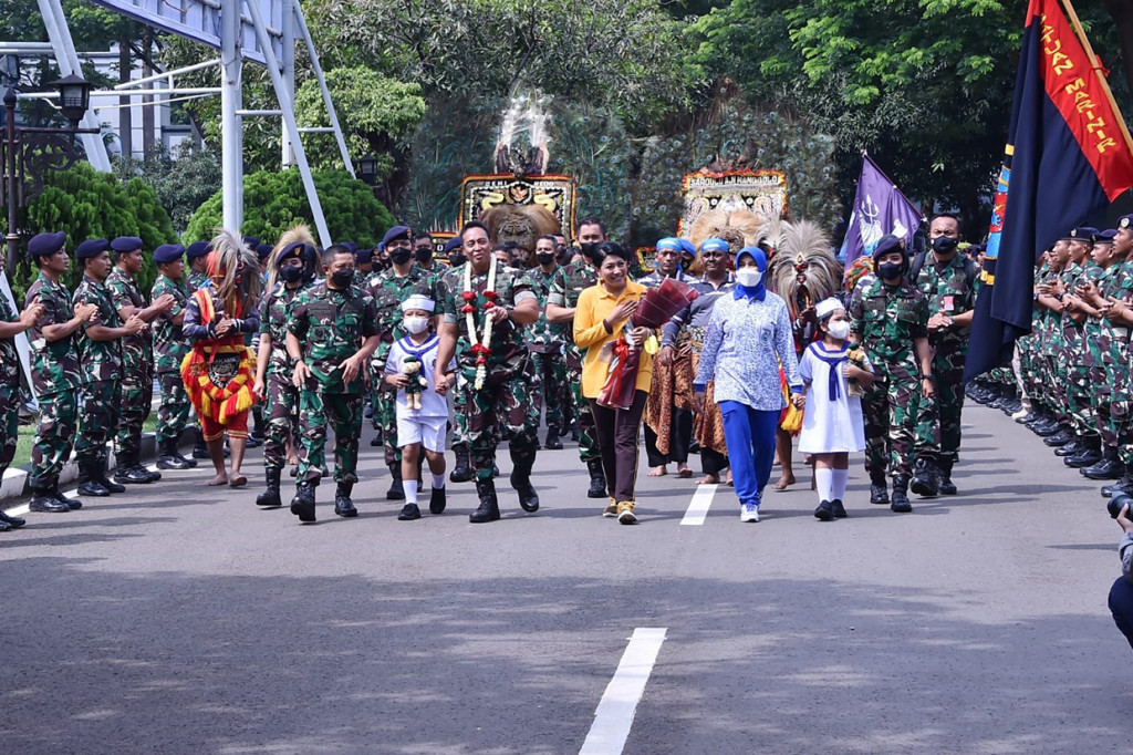 Panglima TNI Jenderal TNI Andika Perkasa didampingi Ketua Umum Dharma Pertiwi Hetty Andika Perkasa melaksanakan kunjungan kerja ke Markas Komando Armada I, Jl. Gunung Sahari, Jakarta Pusat, Senin, 20 Desember 2021, disambut oleh Wakasal Laksdya TNI Ahmadi Heri Purwono, didampingi Wakil Ketua Umum Jalasenastri Ny. Wiek Ahmadi Heri, dan Pangkogabwilhan I Laksdya TNI  Muhammad Ali serta Panglima Komando Armada (Pangkoarmada) I Laksda TNI Arsyad Abdullah, didampingi Ketua Daerah Jalasenastri Armada I Ny. Ifa Arsyad Abdullah.