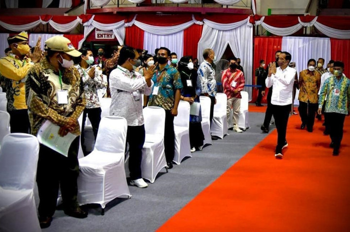 Presiden Joko Widodo menyerahkan 13.455 sertifikat hak atas tanah kepada masyarakat di Kota Tarakan dan Kabupaten Bulungan, Kalimantan Utara.