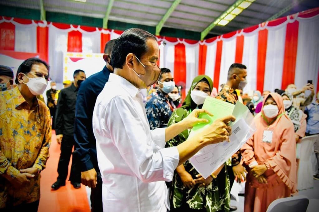 Walaupun berbeda dari sebelum pandemi, pemberian sepeda kali ini tidak mengurangi antusias warga.