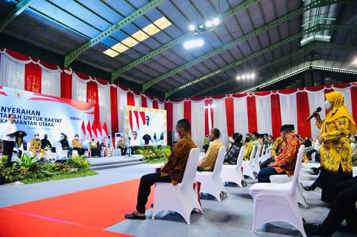 Ada yang menarik saat Presiden Joko Widodo menyerahkan sertifikat hak atas tanah untuk rakyat di Gedung Tenis Tertutup Telaga Keramat, Kota Tarakan, Provinsi Kalimantan Utara, Selasa, 21 Desember 2021.