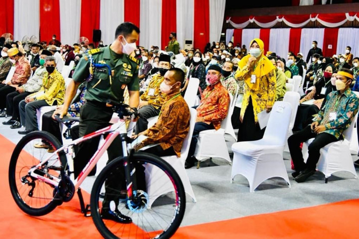 Dalam kesempatan tersebut, Presiden Jokowi kembali memberikan sepeda kepada warga.