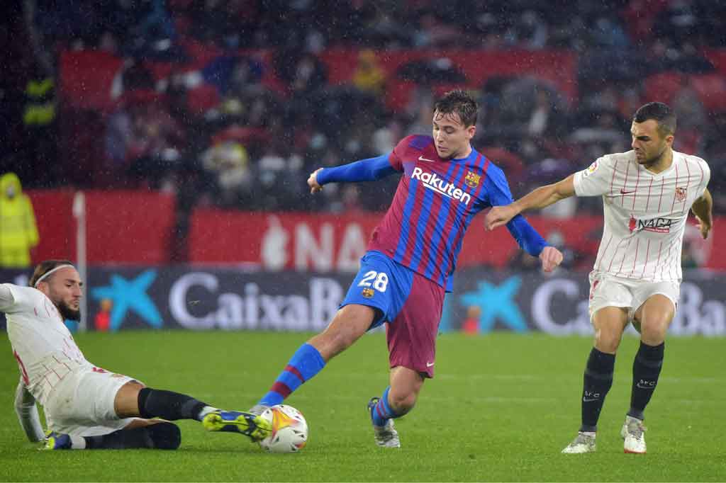 Barcelona menguasai jalannya laga di awal pertandingan. Namun para pemain Sevilla berhasil meredam agresivitas para pemain tim tamu.