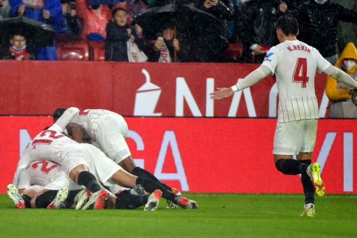 Meski terus menyerang, tim tamu justru tertinggal lebih dulu pada menit ke-32 akibat gol Papu Gomez yang mengelabui kiper Marc-Andre Ter Stegen setelah menerima umpan sepak pojok cerdik dari Ivan Rakitic.